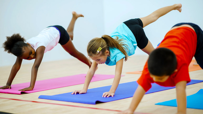 kids raising back leg in yoga class
